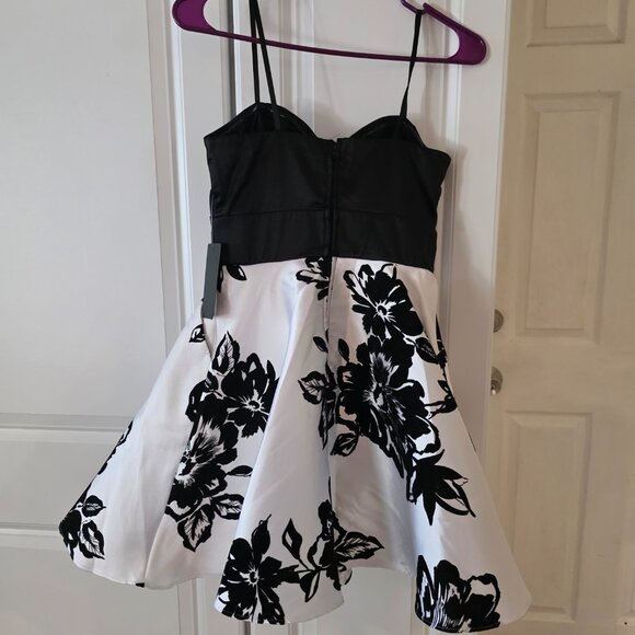 City Vibe Short Dress - Picture 2 of 4